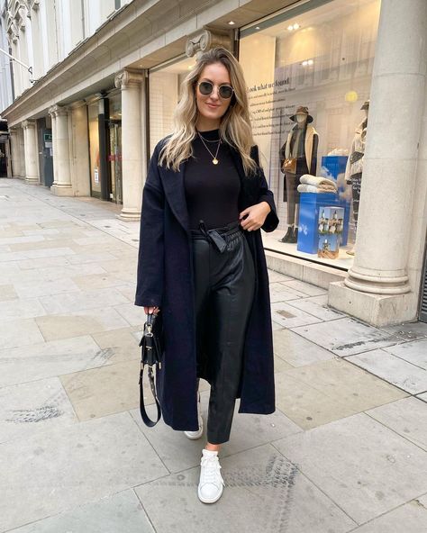 White Sneakers Women Outfit, Sneakers Women Outfit, Bond Outfits, Sneaker Outfits Women, Outfit Work, Black Look, Navy Coat, All Black Looks, Black Leather Pants