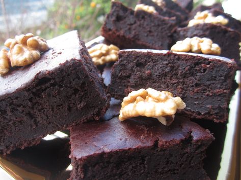 The idea of baking chocolate brownies made of red kidney beans without flour sounds a bit weird at first but once you try a piece you’ll understand how delicious and nutritious this treat cou… Beans Brownies, Recipes With Kidney Beans, Healthier Treats, Red Kidney Beans, Sweet Red Bean, Bean Brownies, Bean Cakes, Baking Chocolate, Sweet Cooking