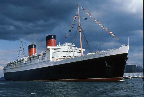 Queen Elizabeth's last voyage | RMS Queen Elizabeth's last v… | Flickr New York Halloween, Rms Queen Mary, Cunard Ships, Rms Queen Elizabeth, Cunard Cruise, Best Cruise Ships, Cunard Line, Merchant Navy, Merchant Marine