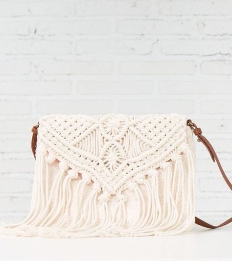 Best Accessories for Your Boho Wedding Dress - Macrame fringe clutch from My Springfield for the boho bride Τσάντες Louis Vuitton, Macrame Tas, Tas Vintage, Boho Wedding Accessories, Pola Macrame, Fringe Clutch, Macrame Purse, Sac Diy, Seni 3d