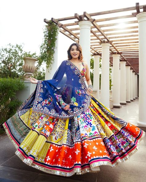 Gujarati Garba Chaniya Choli, Gujarati Lehenga, Navratri Fits, Garba Dresses, Gujarati Chaniya Choli, Navratri Aesthetic, Multicolor Lehenga, Garba Lehenga, Gopi Dress