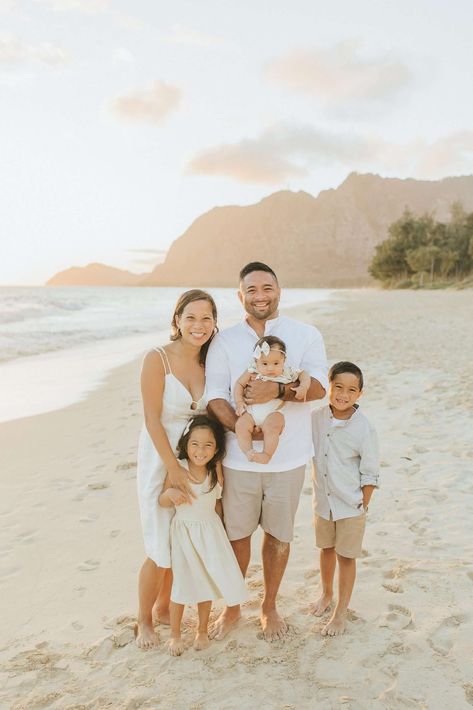 What to Wear to Your Family Photo Session | Family Photographer Oahu Hawaii Family Photoshoot Outfits, Family Photoshoot Outfits, Family Beach Pictures, Winter Beach, Beach Family Photos, Beach Photo, Family Beach, Family Photo Sessions, Beach Photoshoot