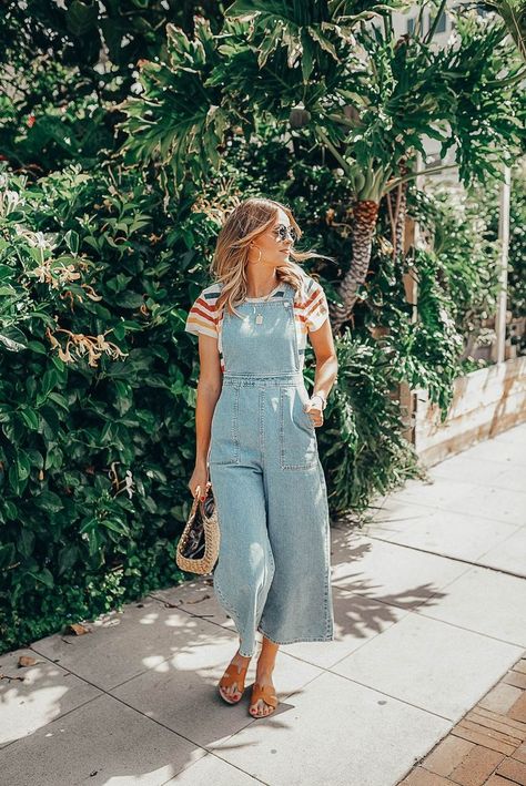 Wide leg overalls with a striped t-shirt and brown sandals. Visit Daily Dress Me at dailydressme.com for more inspiration                women's fashion 2018, summer fashion, back to school outfits, college, jumpsuits, overalls, sandals, t-shirts Mode Retro, Higher Income, Populaire Outfits, Middle Class, Modieuze Outfits, Summer Fashion Trends, Home Reno, Mode Streetwear, Denim Overalls