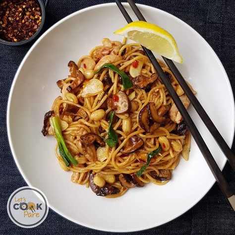 Charlie Chan Pasta Recipe, Char Siu Sauce, Charlie Chan, Art Cafe, Spaghetti Noodles, Mushroom Pasta, No Bean Chili, Pasta Recipe, Kung Pao