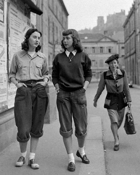 1940s street style 40s Mode, This Time Tomorrow, American High School, Modern Street Style, Outfit Challenge, Military Outfit, 1940s Fashion, 50s Fashion, Latest Outfits