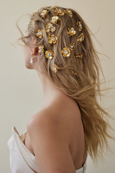 How To Style Short Hair With Accessories, High End Accessories, Ethereal Accessories, Hair Clip Ideas, Golden Fashion, 2023 Accessories, Flower Hairpin, Prom Hair Accessories, Luxury Hair Accessories