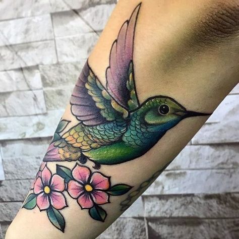 Blue Hummingbird Tattoo, Sb Tattoo, Inner Upper Arm Tattoos, Colorful Hummingbird Tattoo, Hummingbird Flower Tattoos, Tattoo Colors, Traditional Tattoo Woman, Hummingbird Tattoos, Colorful Hummingbird