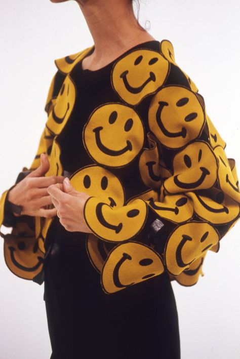 Smiley Face Clothing, Pop Art Fashion, Smiley Faces, Women's Handbags, Luxury Clothing, Table Tops, Luxury Vintage, Looks Vintage, Princess Diana