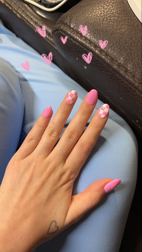 Nail Ideas Acrylic Checkered, Valentine’s Day Nails Checkered, Pink Nails With Checkered Accent, Cute Nail Designs Checkered, Checkered Valentines Day Nails, Pink Checkered French Tip Nails, Valentines Nails Checker, Checkered Pink Nails, Pink Checkerboard Nails