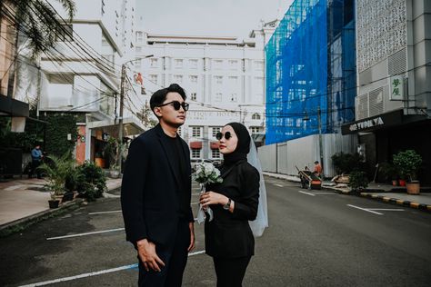 Foto Outdoor, Prewed Outdoor, Pose Prewedding, Prewedding Ideas, Prewedding Outdoor, Anniversary Photography, Pre Wedding Photoshoot, Wedding Mood, Post Wedding