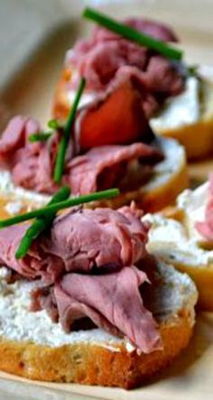 Roast Beef Appetizers, Beef Appetizers, Roast Beef Sandwich, Crostini Appetizers, Crostini Recipes, Sandwich Bar, Herb Cheese, Meat Appetizers, Tea Sandwiches