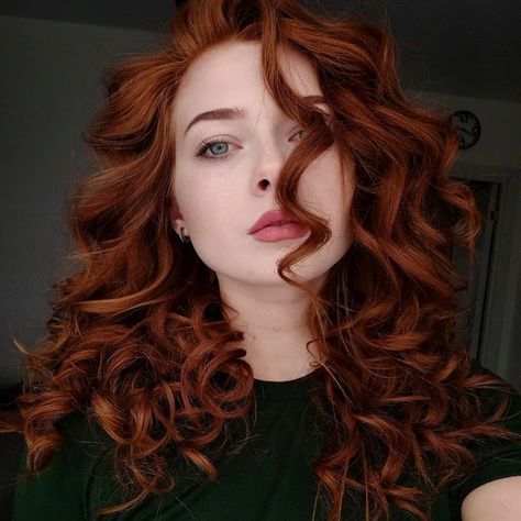 8,645 Likes, 83 Comments - Stunning Redheads (@stunning.redheads) on Instagram: “Via 📷 @mak_merfi ・ #redheadsmagazine #redheadedbeauty #redheadoftheday #redheadlove #girlpower…” Brown Hair Inspiration, Hair Color Auburn, Copper Hair, Hair Photo, Ginger Hair, Curled Hairstyles, Hair Updos, Ox, Wavy Hair