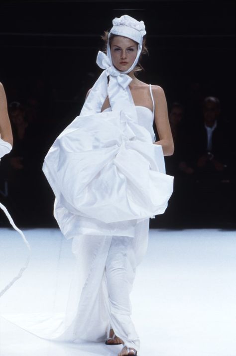 Yohji Yamamoto S/S99 Yoji Yamamoto, Bride Suit, High Fashion Art, White Runway, Another Magazine, Anti Fashion, Bride Inspiration, Art And Culture, Romantic Dress