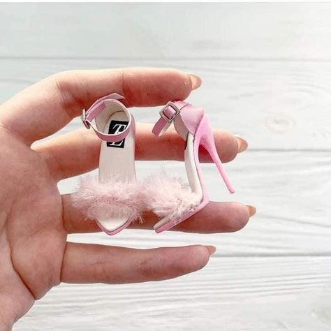 Miniature Shoes, Accessoires Barbie, Popovy Sisters, Dollhouse Clothes, Sister Dolls, Miniature Photography, Diy Barbie Clothes, Barbie Dolls Diy, Barbie Fashionista Dolls