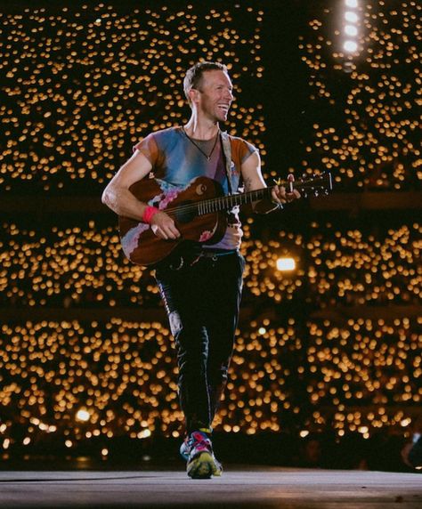 Coldplay Tour, Main Gitar, Coldplay Music, Chris Martin Coldplay, Coldplay Concert, Olly Murs, Rap Albums, Artsy Pictures, Dream Concert