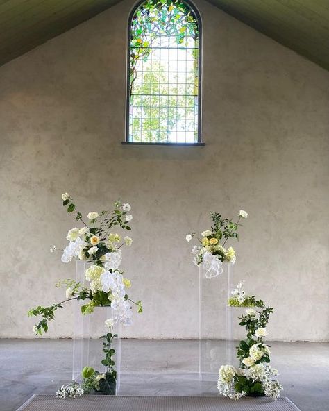 Clear Flower Stands Wedding, Contemporary Wedding Ceremony, Clear Pillars Wedding Ceremony, Clear Pedestal Wedding, Floral Alter Wedding, Modern Ceremony Flowers, White Modern Floral Arrangement, Ceremony Floral Pillars, Clear Plinths With Flowers