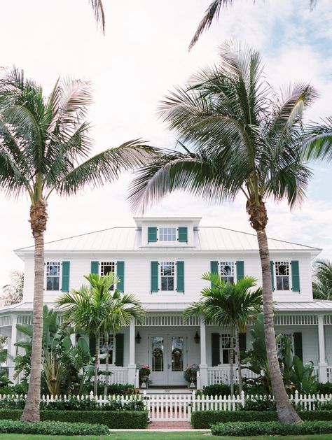 Old Florida Decor, Gasparilla Inn, Southern Charm Wedding, Coastal Exterior, Wedding Design Inspiration, Southern Traditional, Beach House Interior Design, Colonial Exterior, Dream Beach Houses