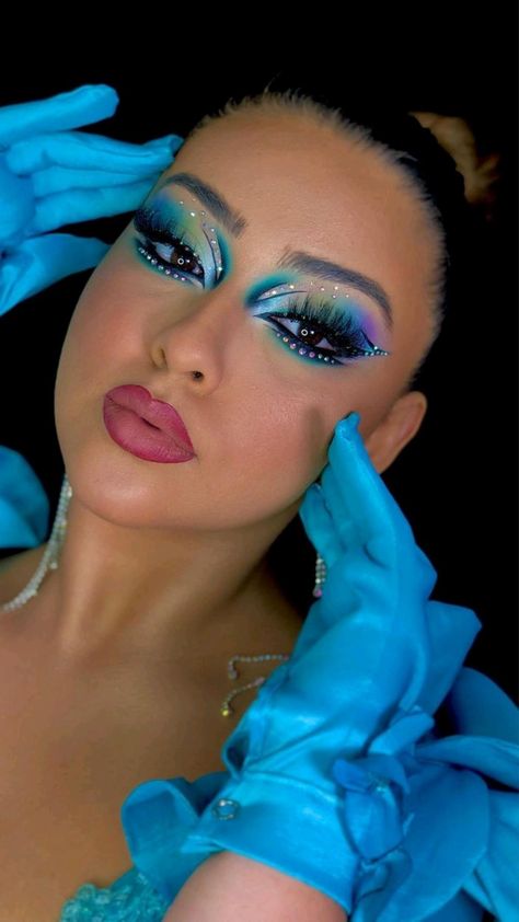 Creative Eyeshadow Looks, Carnaval Makeup, Makeup Carnaval, Models Without Makeup, Photos Of Models, Drag Make-up, Rhinestone Makeup, Carnival Makeup, Graphic Makeup