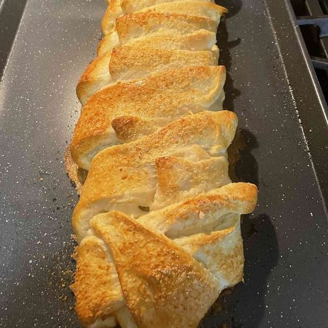 This bread braid filled with mozzarella cheese and herbs comes together quickly due to the use of frozen bread dough. Cheese Braid Bread, Freezer Calzones, Monkey Bread Cinnamon Rolls, Bread Braid Recipes, Frozen Bread Dough Recipes, Bread Braid, Braid Bread, Bread Cinnamon Rolls, Strawberry Rhubarb Pie Recipe