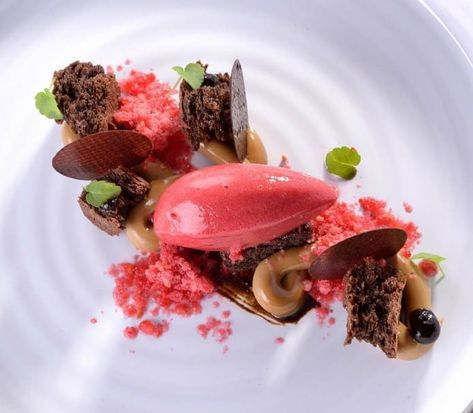 Michelin Dessert, Michelin Star Dessert, Raspberry Dessert, Restaurants In Barcelona, Dessert Restaurants, Michelin Star Food, Barcelona Restaurants, Raspberry Desserts, Female Chef