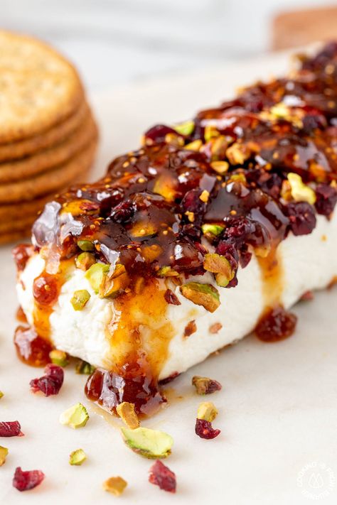 Fig Cheese, Cheese Log Recipes, Cranberry Appetizer, Cheese Ball Recipes Easy, Fig Jam Recipe, Cream Cheese Appetizer, Cheese Log, Cranberry Pistachio, Goat Cheese Recipes