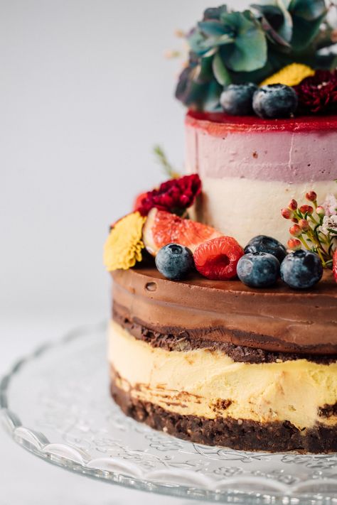 It's all about the layers! #rawcakes #nakedcake #weddingcake #plantbased #glutenfree #norefinedsugar #fruits #chocolatecake #vegancheesecake #lolasvegankitchen #zürich Raw Vegan Cake, Cake Alternatives, Vegan Wedding, Cake Wedding, Vegan Cake, Raw Food, Cake Inspiration, Raw Vegan, Let Them Eat Cake