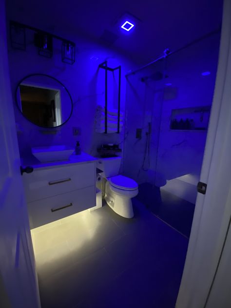 La Apartment Aesthetic Bathroom, Bathroom Decor Ideas Led Lights, Cybercore Bathroom, Vibey Aesthetic Bathroom, Led Lights In Bathroom Ideas, Dream Apartment Bathroom, Chill Apartment Vibes Bathroom, Vibey Apartment Bathroom, Bathroom Ideas Led Lights