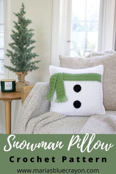 Easy to crochet snowman pillow pattern. Free written pattern on Maria's Blue Crayon blog. Crochet Snowman Pillow, Pillow Video, Crochet Therapy, Blue Crayon, Crochet Hearts, Snowman Pillow, Crochet Snowman, Crochet Cushion Cover, Crochet Pillow Pattern