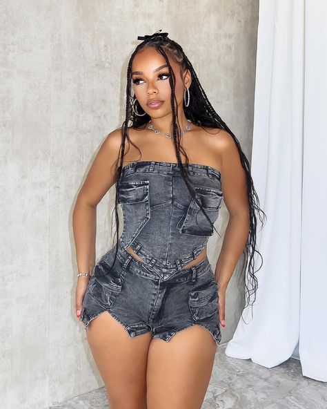 Denim on denim 🖤 “Lana Washed Denim Top & Shorts SET” Jean Shorts Outfits, 3d Pocket, Tube Top And Shorts, Look Con Short, Top Shorts Set, Outfits Mit Shorts, Strapless Crop Top, Casual Day Dresses, Denim Patterns