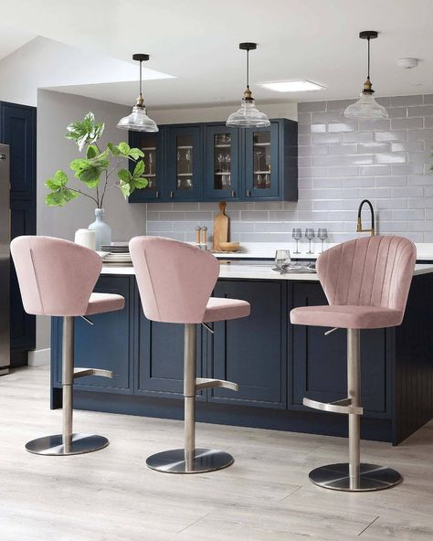 Pink Cushioned Stools and Pendant Lamps - Decoist Glam Kitchen Design, Bar Chairs Design, Pink Bar Stools, Glam Kitchen, Navy Kitchen, Bar Stools Kitchen Island, Velvet Stool, Kursi Bar, Breakfast Bar Stools