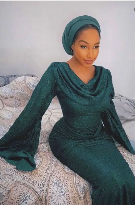 Senegalese Clothing, Nigerian Traditional Dresses, Nigerian Dress, Emerald Dress, Nigerian Lace Styles Dress, Modest Dresses Fashion, Green Lace Dresses, Mode Turban, Dinner Dress Classy