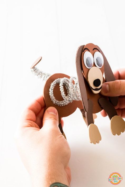 Toy Story Slinky Dog - An Easy Toy Story Craft Toy Story Slinky Dog, Disney Crafts For Kids, Toy Story Slinky, Toy Story Crafts, Slinky Dog, Toy Story Birthday Party, Simple Toys, Disney Day, Dog Crafts