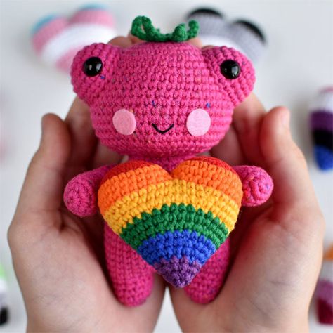 Strawberry Frog, Frog Crochet, Frog Plush, Twitter Design, Crochet Frog, Rainbow Crochet, Fun Crochet Projects, Beautiful Gift Wrapping, Crochet Heart