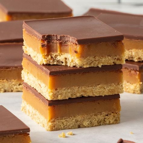 Caramel Slice Caramel Candies Recipe, Caramel Biscuits, Coconut Biscuits, Sweet Bakes, Caramel Filling, Caramel Slice, Caramel Crunch, Caramel Desserts, Creamy Caramel