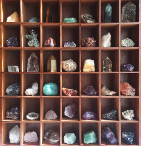 Crystal Home Display Ideas, Crystal Display Cabinet, How To Display Rocks, Rock Collection Storage, Crystal Collection Display, Rock Collection Display, Wood Jewelry Display, Crystal Room, Rocks And Fossils