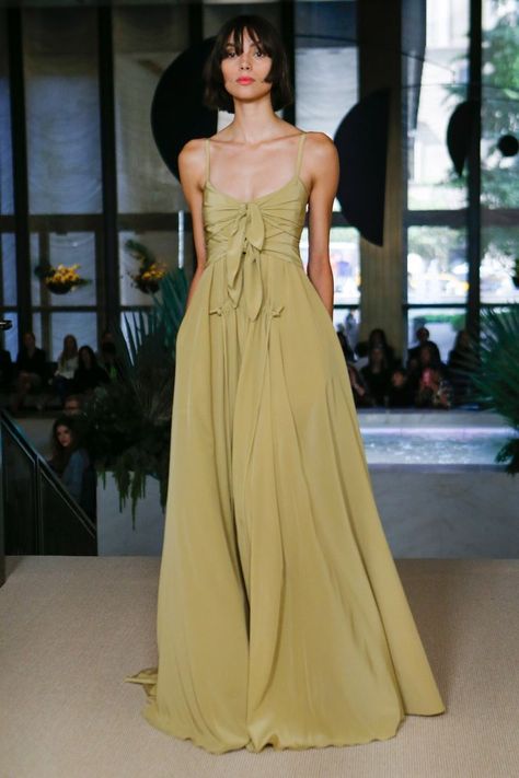 Unusual and eye catching color choice for a rehearsal dinner dress! Derek Lam Spring 2018 RTW Spring Garden Party Outfit, March Wedding Guest Outfit, Cherry Lips, Fashion 90s, Amazing Dresses, Rehearsal Dinner Dresses, Dress Inspo, Modieuze Outfits, Derek Lam