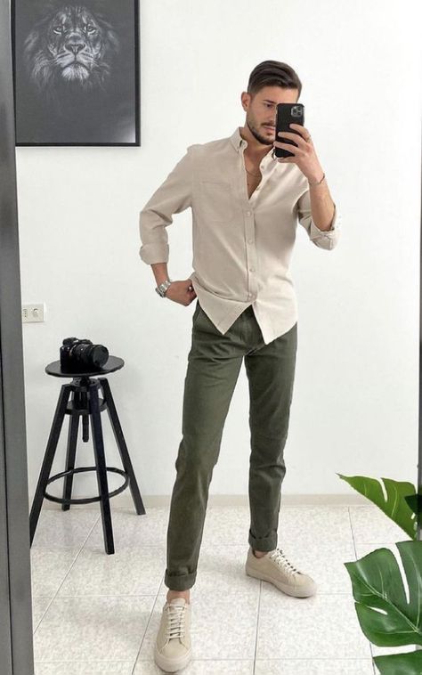 Beige Hose, Costume Vert, Stil Masculin, Mens Smart Casual Outfits, Mens Business Casual Outfits, Herren Style, Minimalist Fashion Men, Classy Outfits Men, Formal Men Outfit