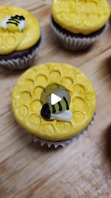 Honeycomb Cupcakes, Make Cupcakes, Bee Cupcakes, Flour Bakery, Cupcake Tutorial, I Love Bees, How To Make Cupcakes, Cupcake Icing, Bee Mine