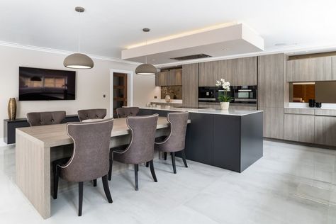 FARNHAM ROYAL, BUCKINGHAMSHIRE - Elan Kitchens Kitchen Island And Table Combo, T Shaped Kitchen Island, Kitchen Island Shapes, Modern Family Kitchen, Kitchen Seating Area, Kitchen Island Dining Table, Open Plan Kitchen Dining Living, Latest Kitchen Designs, Open Plan Kitchen Dining