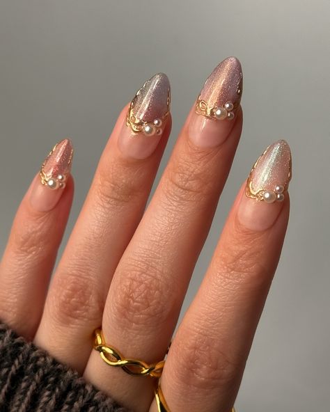 🌙 New Moon 🌙 This collection is so beautiful I had to pair it with gold chrome & pearls 🤍 • use code: COLORNOOK to save on your purchase @sweetienailsupply • use code: THECOLORNOOK to save on your purchase @nominal #Sweetienailsupply #nailartist #gelnails #dvok #nailart #gelnailart #pearlnails #goldchrome #cateye gold chrome and pearl new moon Dvok gel nail art Cateye Chrome Nail Art, Pearl Shimmer Nails, Gold And Pearl Nails, Charmed Nails, Cateye Nailart, Cateyes Nails, Magnet Nails, Nail Shimmer, Pearl Nails