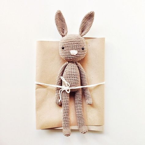 Get your gift wrapping skills to the next level and surprise your kids with these adorable gift wrapping that are as pretty as the gift. Panda Gifts, Handmade Charlotte, Crochet Easter, Flamingo Gifts, Bunny Crochet, Kids Pages, Simple Gift Wrapping, Bunny Gifts, Gift Toppers