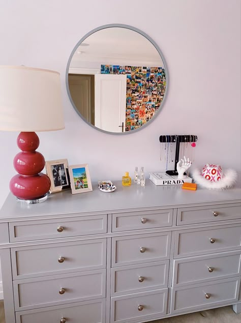 Preppy dresser, preppy jewelry, preppy room Preppyish Room, Preppy Dresser Bedroom, Preppy Dresser Decor Ideas, Preppy Dressers Bedroom, Preppy Bedroom Dresser, Dresser Preppy, Preppy Dresser Ideas, Simple Preppy Room, Preppy Chic Bedroom