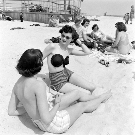 This stick-on bra swimsuit from 1949 was kind of brilliant Ridiculous Fashion, Fashion Innovation, Strapless Bathing Suits, Pool Wear, Jones Beach, Strapless Backless Bra, Rare Historical Photos, Backless Bra, Black And White Photograph