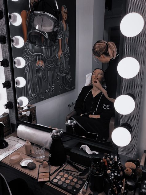 Make Up Artist Aesthetic, Envy Aesthetic, Mua Aesthetic, Makeup Artist Working, Makeup Studio Decor, Makeup Artist Branding, Theatre Makeup, Trendy Outfit Ideas, H.e.r Aesthetic