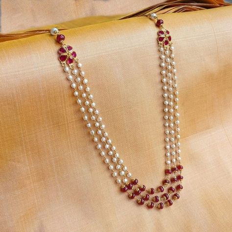 Perl Neckles With Gold Indian, Pearl Jwellary On Saree, Pearl Jewellery Indian, Pearl Jewelry Design Simple, Pearl Necklace Designs Gold Indian, Pearl Jewelry Indian Simple, Pearl Necklace Designs Simple, Beads Chains Designs, Beeds Chain Designs