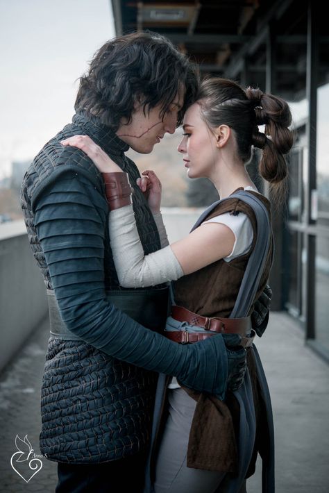 Kylo Ren and Rey - A Love Story - Epic Star Wars Cosplay Star Wars Couple Costume, Ray Star Wars, Kylo Ren Costumes, Kylo Ren Cosplay, Star Wars Couples, Rey Cosplay, Cosplay Couple, Couples Cosplay, Couple Cosplay