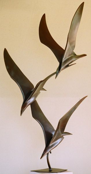 Bronze sculpture of flying birds: Lampe Art Deco, Bird Sculptures, Sculptures Céramiques, Hand Sculpture, Tree Carving, Sculpture Metal, Sculpture Ideas, Bird Sculpture, Modern Sculpture