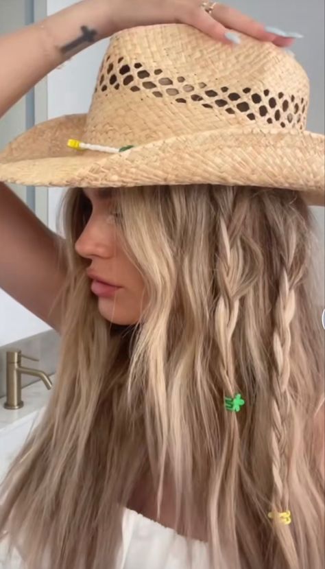 70s Hippie Hair, Cowgirl Hair Styles, Country Concert Hairstyles, Cowgirl Hairstyles, Rodeo Hair, Cowboy Hat Hair, Cowgirls Hairstyles, Easy Girls Hairstyles, Western Hairstyles