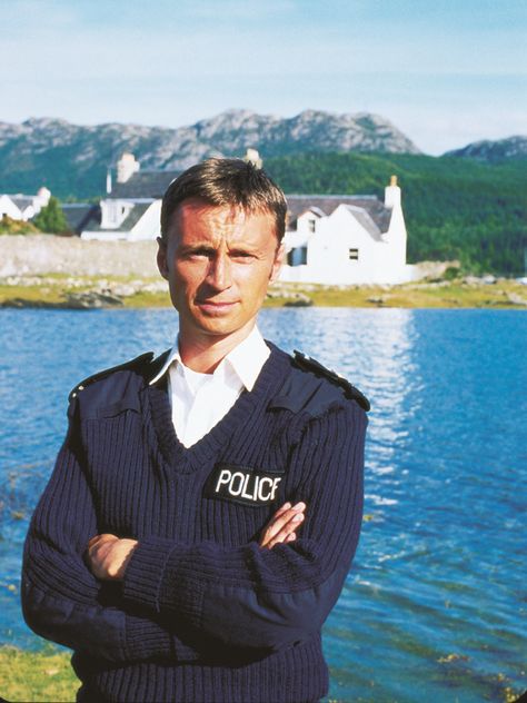 Hamish Macbeth: Classic Scottish Dramedy-Mystery Starring Robert Carlyle to Stream in the US – The British TV Place Tv Place, The Inspector Lynley Mysteries, Arnold Bodybuilding, Monarch Of The Glen, Doc Brown, West Coast Scotland, Scottish Actors, Robert Carlyle, Mystery Novels