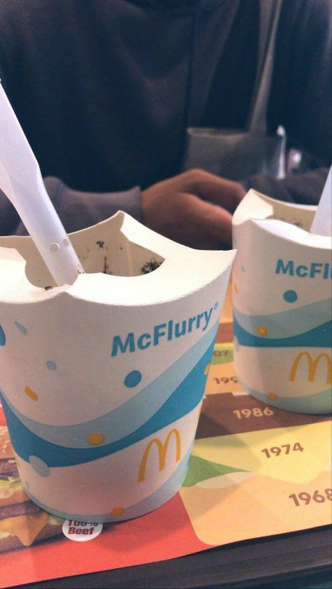 Pap Mcflurry, Mcdo Food Picture Prank, Paparazi Foto Cowo, Couples Emoji, Eating Pictures, Couple Beach Pictures, Boyfriend Instagram, Good Insta Captions, Blurry Pictures